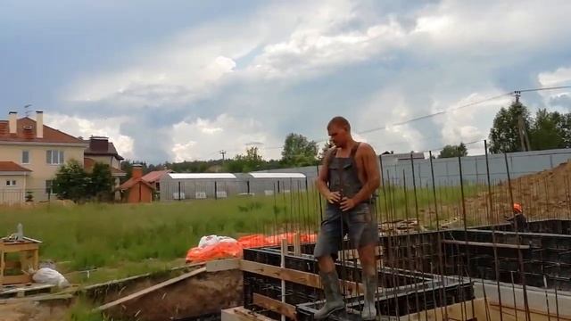 Бетон. Процесс бетонирования //заливка ленточного фундамента. Технология заливки бетона. смотреть онлайн