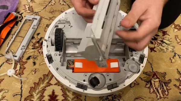 Как очистить Робот-пылесос Xiaomi Mi Robot Vacuum Cleaner. Error 5 - ошибка щетки. Очистка изнутри.