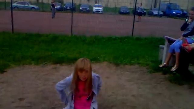 Девочка любет качятся на качелях смотреть онлайн
