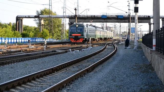 Электропоезд ЭД4М-0233 приписки ТЧ-32 (МВПС) Ю-Ур.ж.д. смотреть онлайн