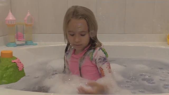 10 Bath Bombs With Surprise Toy Inside ! 10 Водяных бомбочек для ванны с сюрпризом внутри !