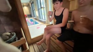 Зашла к мальчикам в сауну