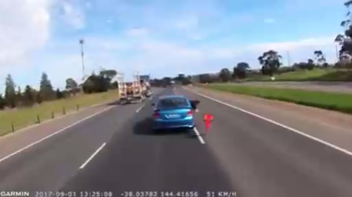 Девушка пытается украсть дорожный конус смотреть онлайн