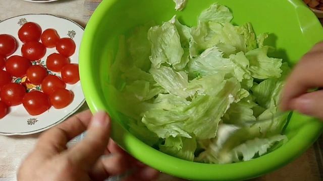 Салат Цезарь с курицей. Готовим дома. смотреть онлайн