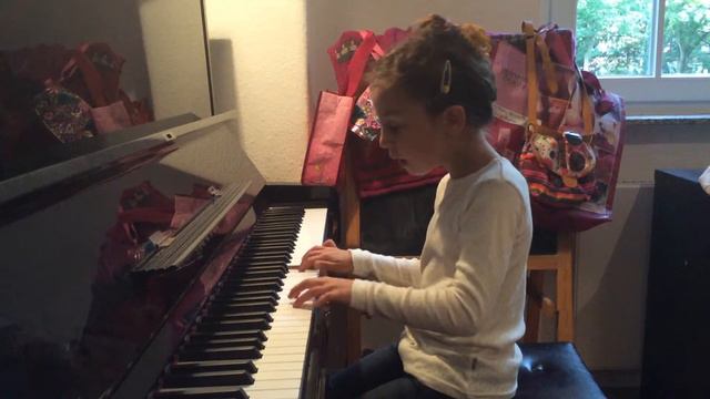 Klara Khomskii, 6 years old, Beethoven Sonatina in G Dur. смотреть онлайн