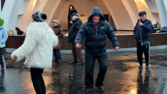 МЫ СЕГОДНЯ ДОГОНИМ УДАЧУ!💃🕺🙂/ТАНЦЫ В ПАРКЕ ГОРЬКОГО ХАРЬКОВ НОЯБРЬ 2021 смотреть онлайн