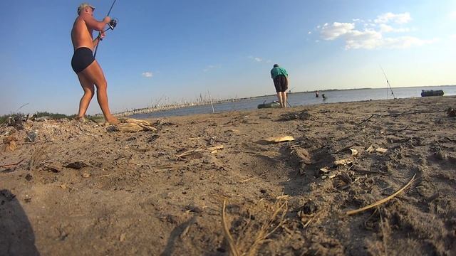 КАРПФИШИНГ на Треустане,Ловля карпа!!! Озеро Треустан! Рыбалка на флэт-метод! смотреть онлайн