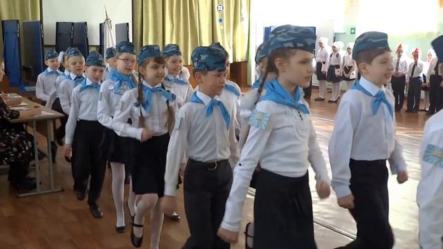 Смотр песни и строя в гимназии №9 Комсомольска-на-Амуре. 3 Б класс смотреть онлайн