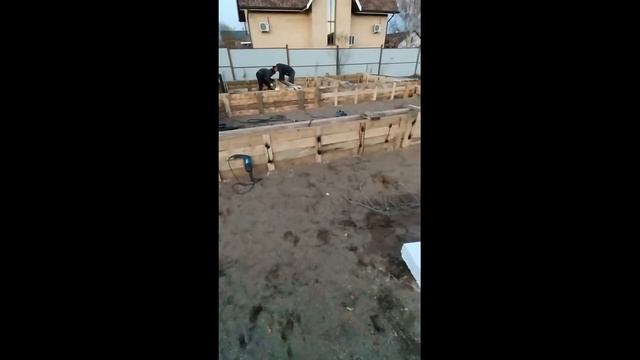 Дом на Горнисте. Подготовка к заливке ростверка. Опалубка. смотреть онлайн