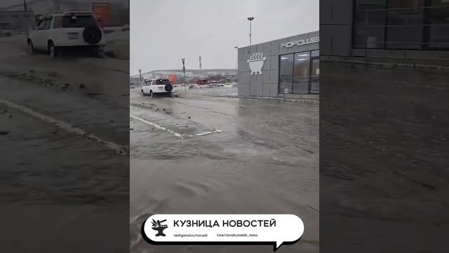 Так сегодня выглядит парковка ТРЦ «Планета». Люди плывут за покупками. смотреть онлайн