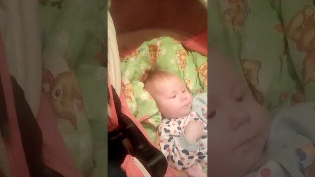 ребенок первый раз кушает с ложки смотреть онлайн