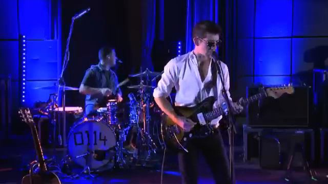 Arctic Monkeys - Why'd You Only Call Me When You're High ? (BBC Live Lounge) смотреть онлайн