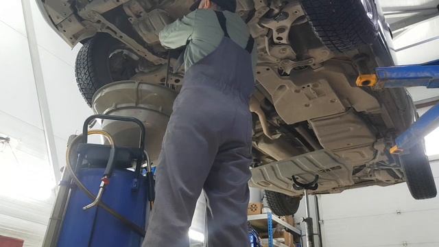 Toyota, Lexus. Сервисное обслуживание. Не перетягивайте корпуса масляных фильтров! Будьте аккуратны смотреть онлайн