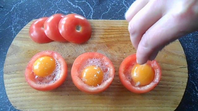 Яичница в помидорах! Шикарный завтрак из доступных продуктов! смотреть онлайн