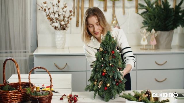 Мастер делает декоративную ёлку из веток пихты Нобилис смотреть онлайн