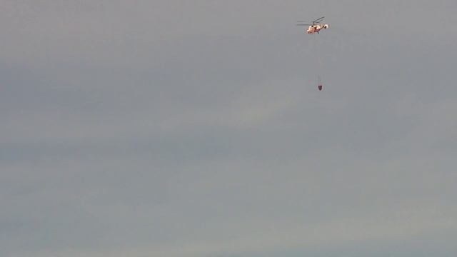 Потушили пожар на Лысой горе. Вертолет крупным планом #2. Сочи Лазаревское смотреть онлайн