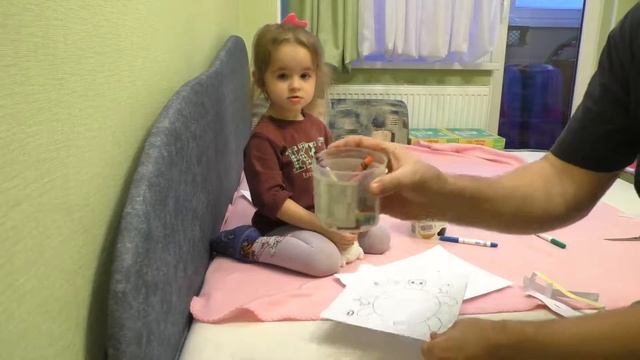 Little Marina делает поделку разноцветная черепаха. Название цветов и морских животных по английски смотреть онлайн