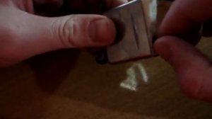 Как заправить бензиновую зажигалку.