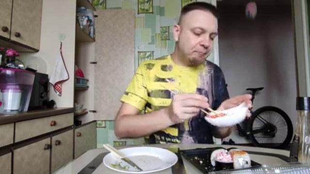 Мукбанг Японческие роллы - ПОХАВАЛ РИСА и васаби сосаби и колбаса "дугушка" мля смотреть онлайн