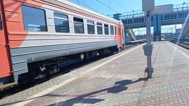 ЭР2К-1194 сообщением Татарская-Омск прибывает на станцию Омск-Пассажирский. смотреть онлайн