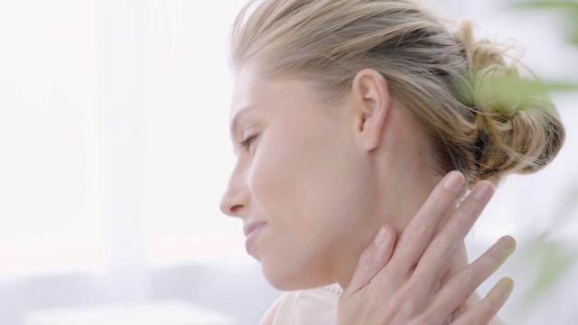 How to apply your Clarins Hydra-Essentiel Bi-Phase Serum | Clarins смотреть онлайн