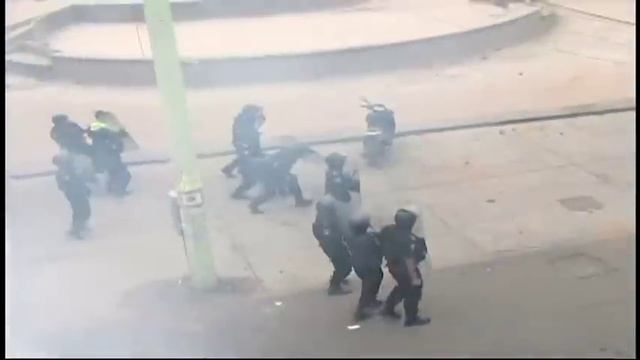 Golpean e intentan linchar a presunto secuestrador en Ecatepec.Santa María Chiconautla смотреть онлайн