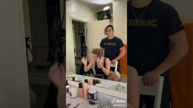 Woman Shaving Her Hair смотреть онлайн
