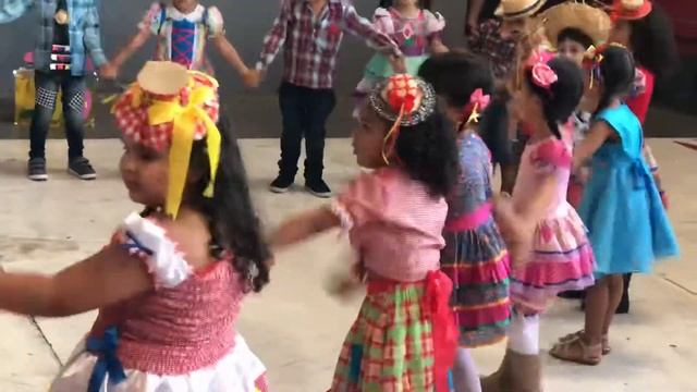 Festa junina do colégio da Camila Brizio! смотреть онлайн