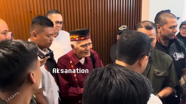 TERENYUH!!! PELUKAN ABAH ANIES KEPADA JURNALIS FOTO DISABILITAS TEREKAM KAMERA AKSANATION