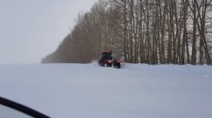 Кировец с передним отвалом против снега