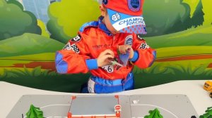 КЛАССНЫЕ МАШИНКИ SIKU - Даник строит автостанцию для МАШИНОК и играет в Полицию. Cool Cars