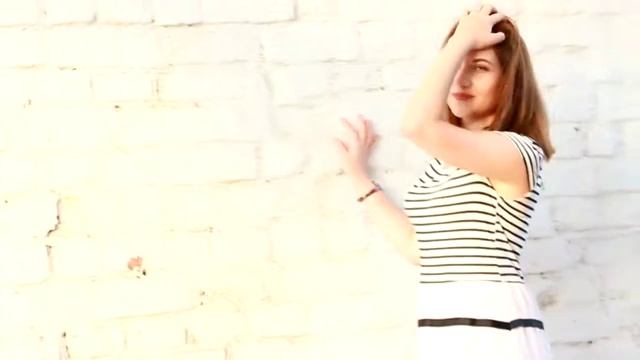 На закате девушка танцует смотреть онлайн