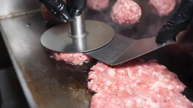 푸짐한 토핑! 아메리칸 스타일 베이컨 더블 치즈버거, 새우버거 / American Style Bacon double Cheeseburger / Korean Street Food смотреть онлайн