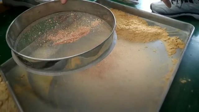 Испытание молотковой мельницы БСДФ-350 для измельчения сушеного лука в порошок. смотреть онлайн