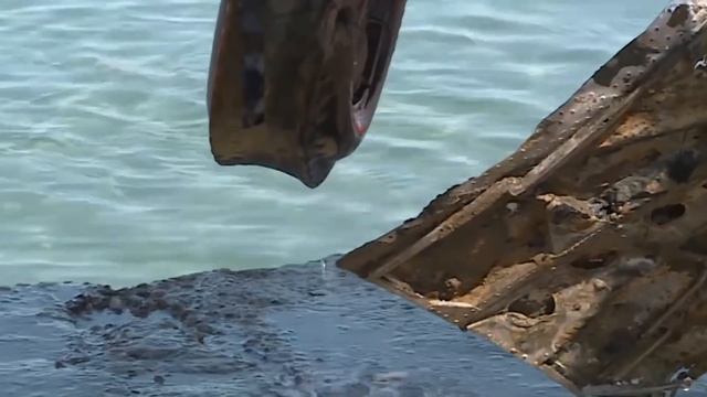 Люди сбежались и скорее стали доставать его из воды. смотреть онлайн