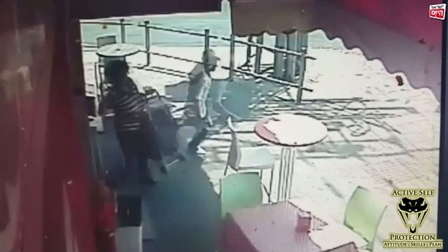 Pizza Shop Owner Stops Attacker Using Pizza Stone | Active Self Protection смотреть онлайн