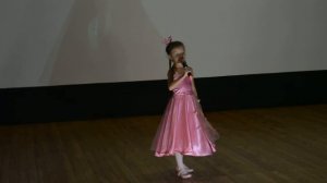 Дебют песни Маленькая страна