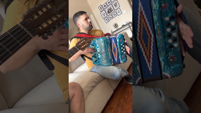 Polka Ciudad Victoria-Carlos Gonzalez Tocando Acordeon-PERRONA смотреть онлайн