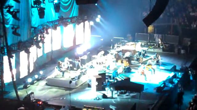 Layla (Acoustic) - Eric Clapton & Steve Winwood at United Center in Chicago 6/17/2009 смотреть онлайн