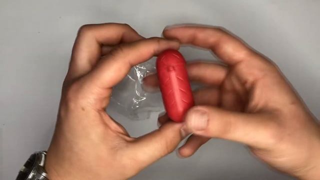 Видео обзор: Чехол на Apple AirPods плетенная кожа. Красный смотреть онлайн