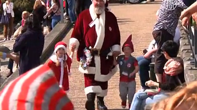 Санта-Клаусы собрались на Конгресс в Копенгагене смотреть онлайн