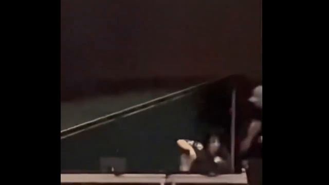 Билли Айлиш упала на сцене и матерится смотреть онлайн