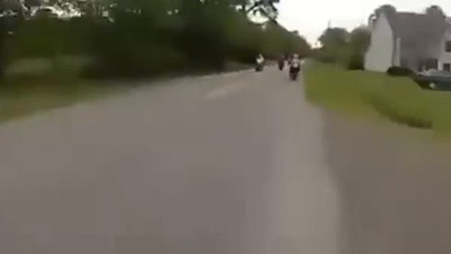 Motorbike backseat rider fail! смотреть онлайн