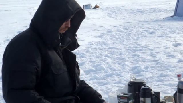 Навага клюёт как потерпевшая... смотреть онлайн