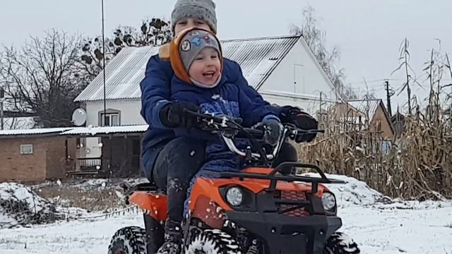 Выгуливаем квадроцикл в зимний период. смотреть онлайн