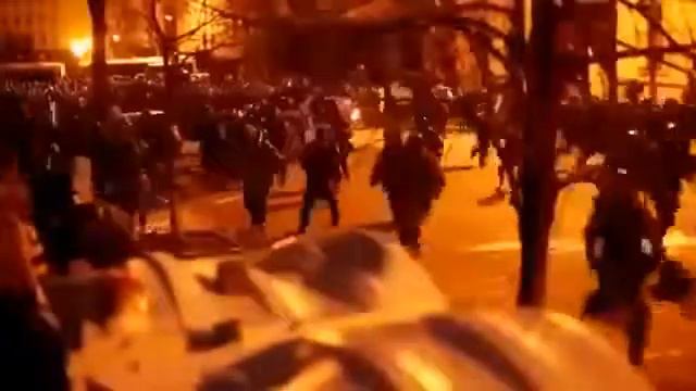 02 02 14 МАЙДАН БЕРКУТ СНОВА ИДЕТ В АТАКУ, ЕСТЬ РАНЕНЫЕ И смотреть онлайн