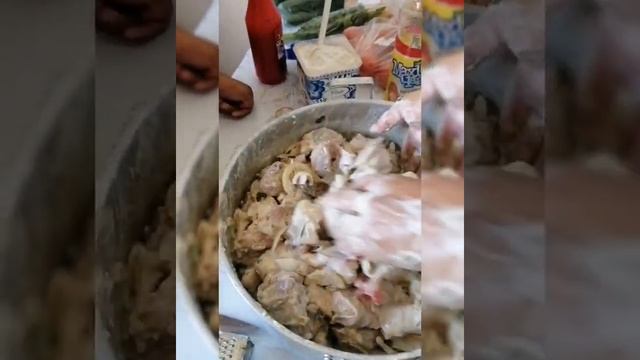 готовим с друзьями, много смеха / Шашлык из окорочка/ супер маринад / сочные шашлыки /лайфхак рецеп смотреть онлайн
