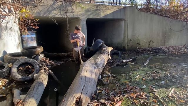 Unclogging a garbage filled culvert смотреть онлайн
