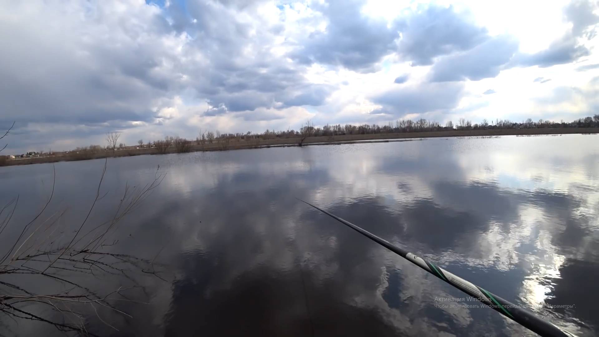 Рыбалка на поплавок. Вот наконец-то и у нас пошла рыбёшка смотреть онлайн