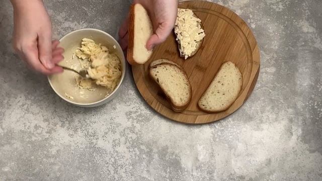 КАК ПРИГОТОВИТЬ БУТЕРБРОД С МАЙОНЕЗОМ ЧЕСНОКОМ И СЫРОМ? Вкусные, горячие, простые, быстрые смотреть онлайн